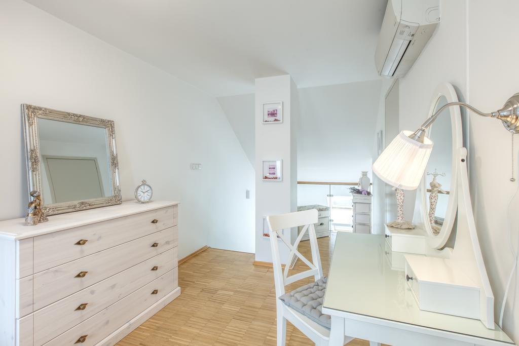 Modern Apartment Charvatova Praga Exterior foto